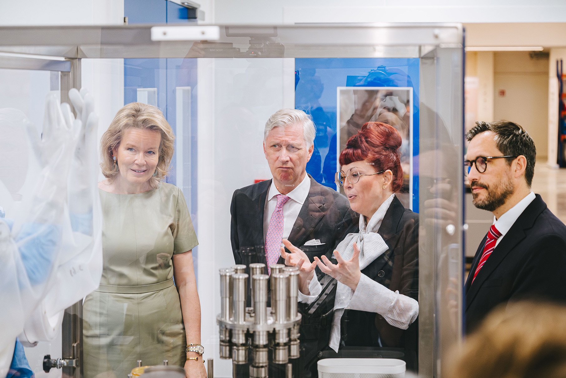 Koningspaar bezoekt ViTalent opleidingscentrum in Niel. Het koningspaar bezoekt ViTalent op het Wetenschapspark in Niel en krijgt uitleg bij een praktijkinstallatie in de jobsimulator voor opleidingen in de Life Sciences sector.